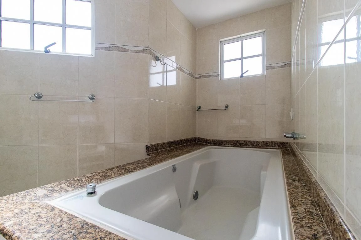 3-bedroom house with a jacuzzi — photo 54