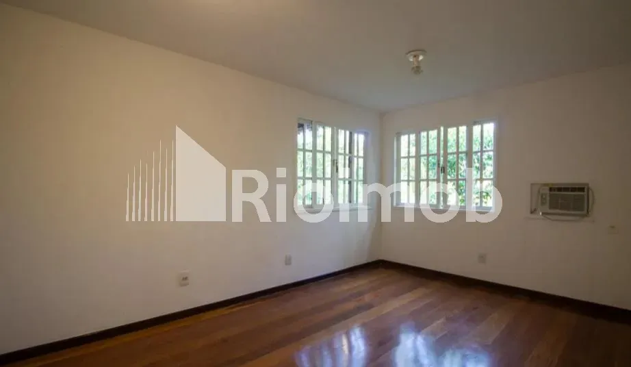 Casa de 4 dormitorios con 4 baños y parrilla embutida — photo 16