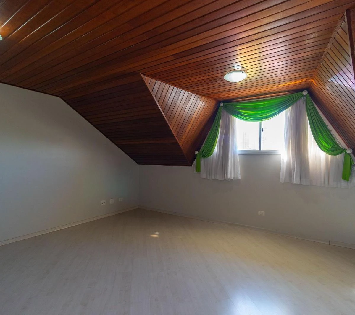 Walk-in closet in a 3-bedroom house, 140 m² — photo 14