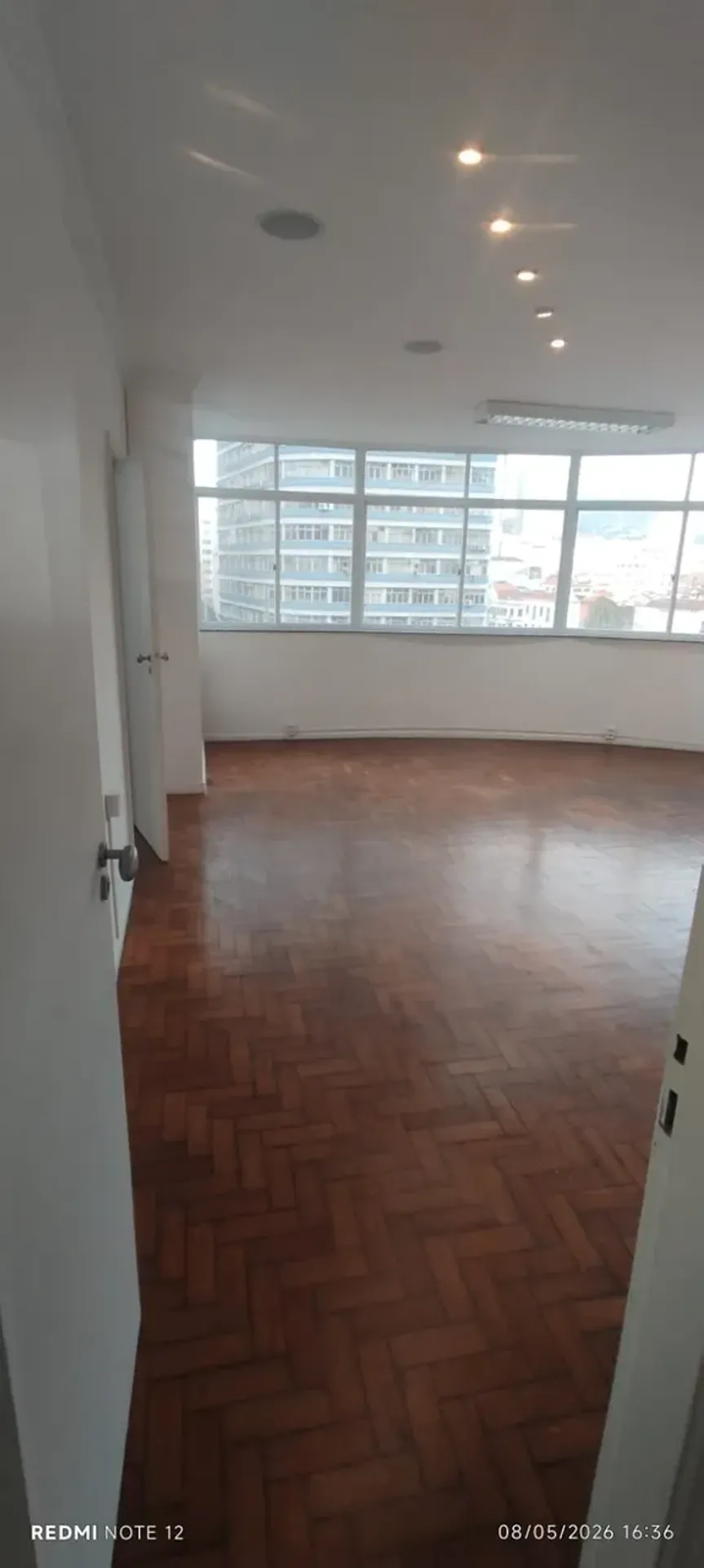Unfurnished 1-bedroom apartment with floor-to-ceiling windows — photo 11