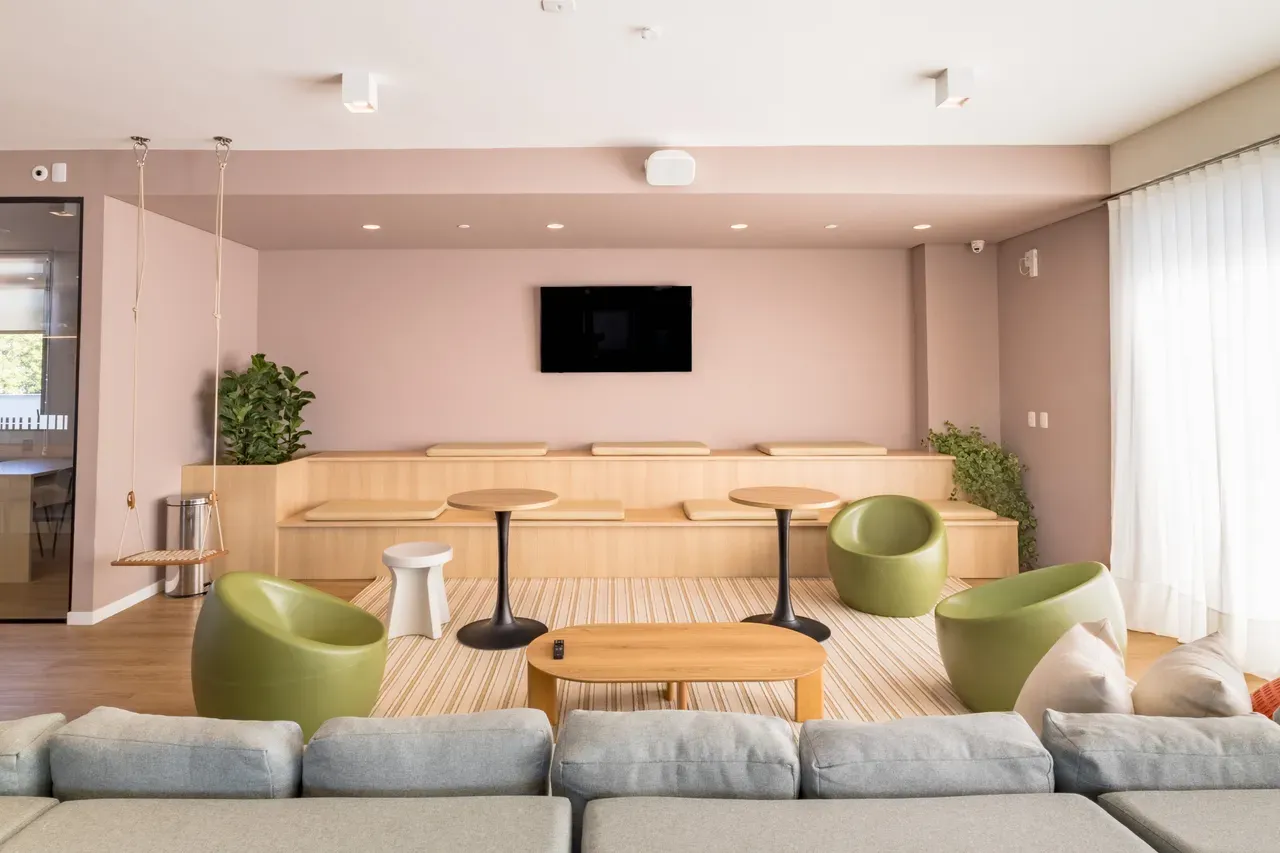 One-bedroom apartment in a building with a coworking space — photo 16