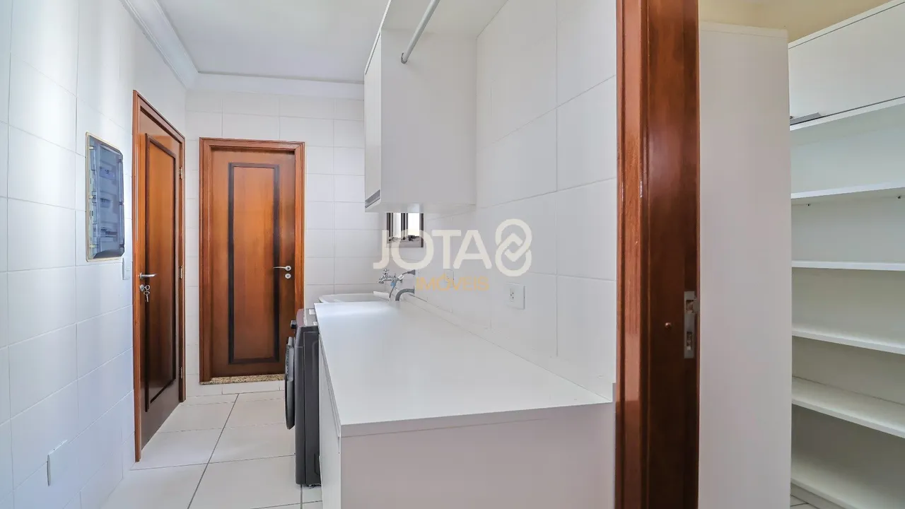 249 m² rental apartment with 3 bedrooms and a suite — photo 15