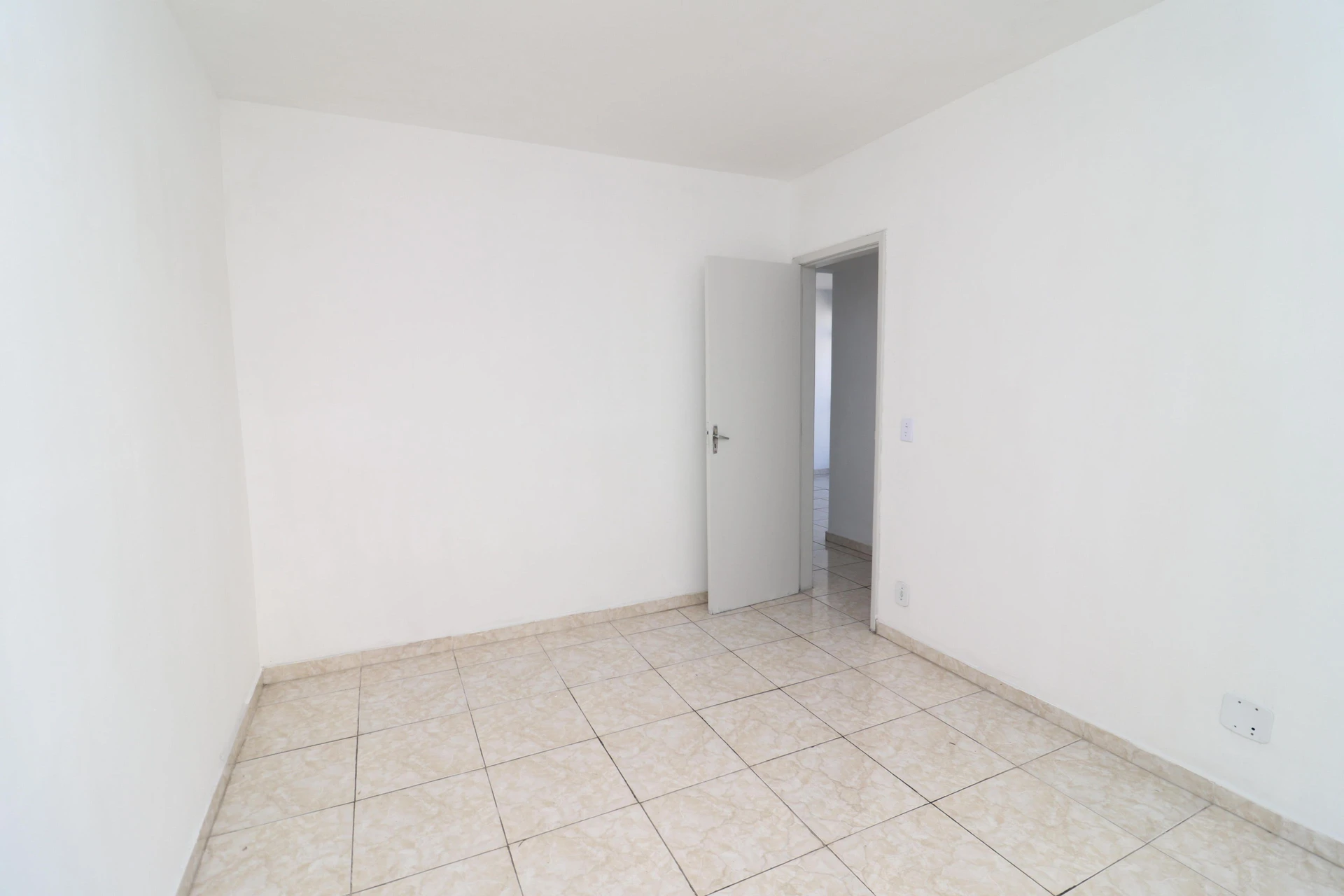 Apartamento com cozinha fechada e 2 quartos — photo 7