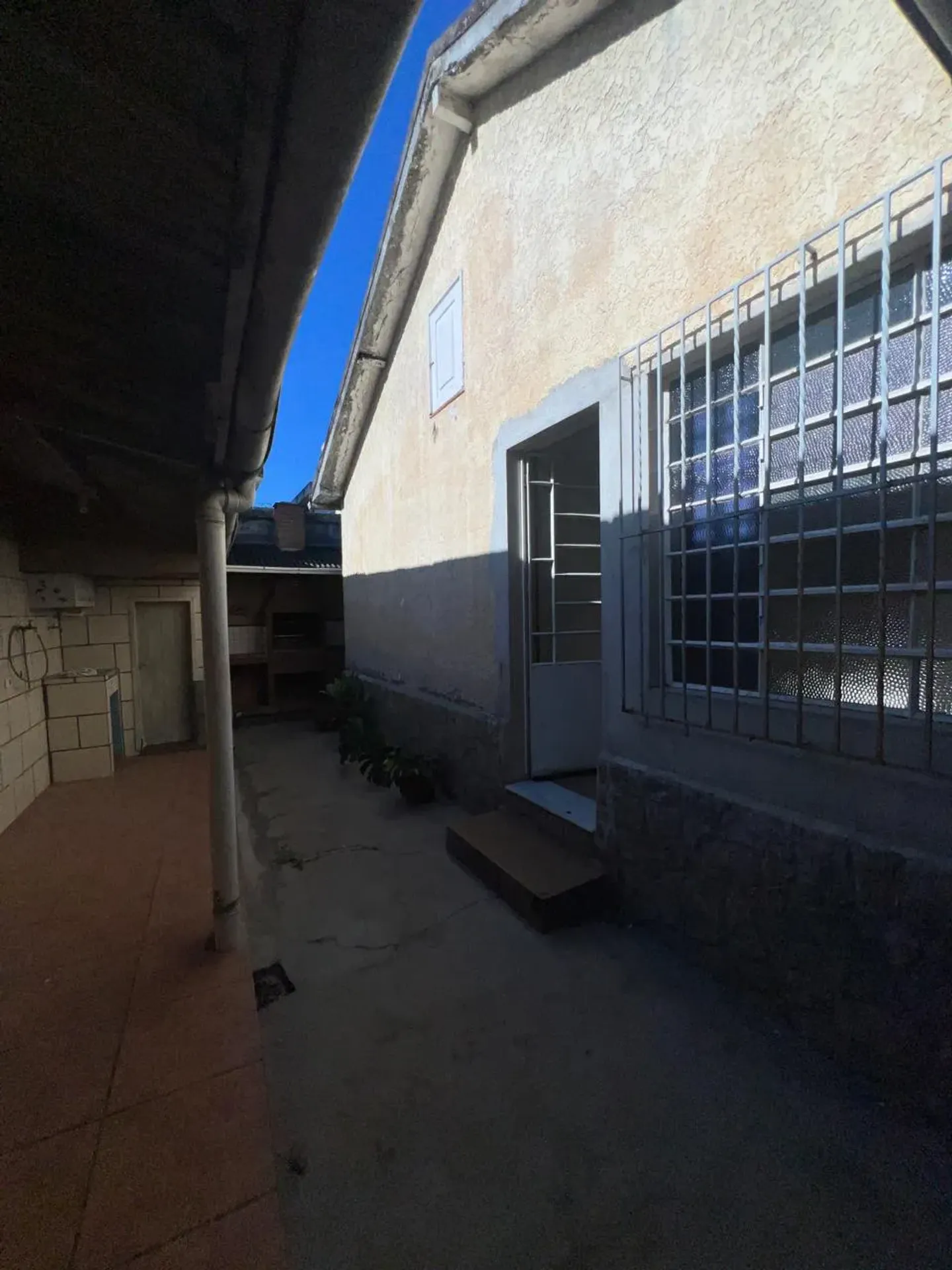 Casa com 4 quartos e cozinha fechada com armários — photo 35