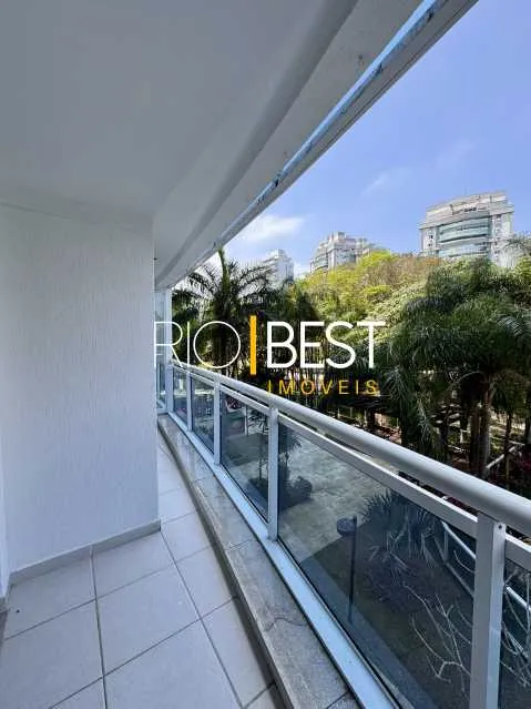 Apartamento de 99 m² com closet e janelas do piso ao teto — photo 21