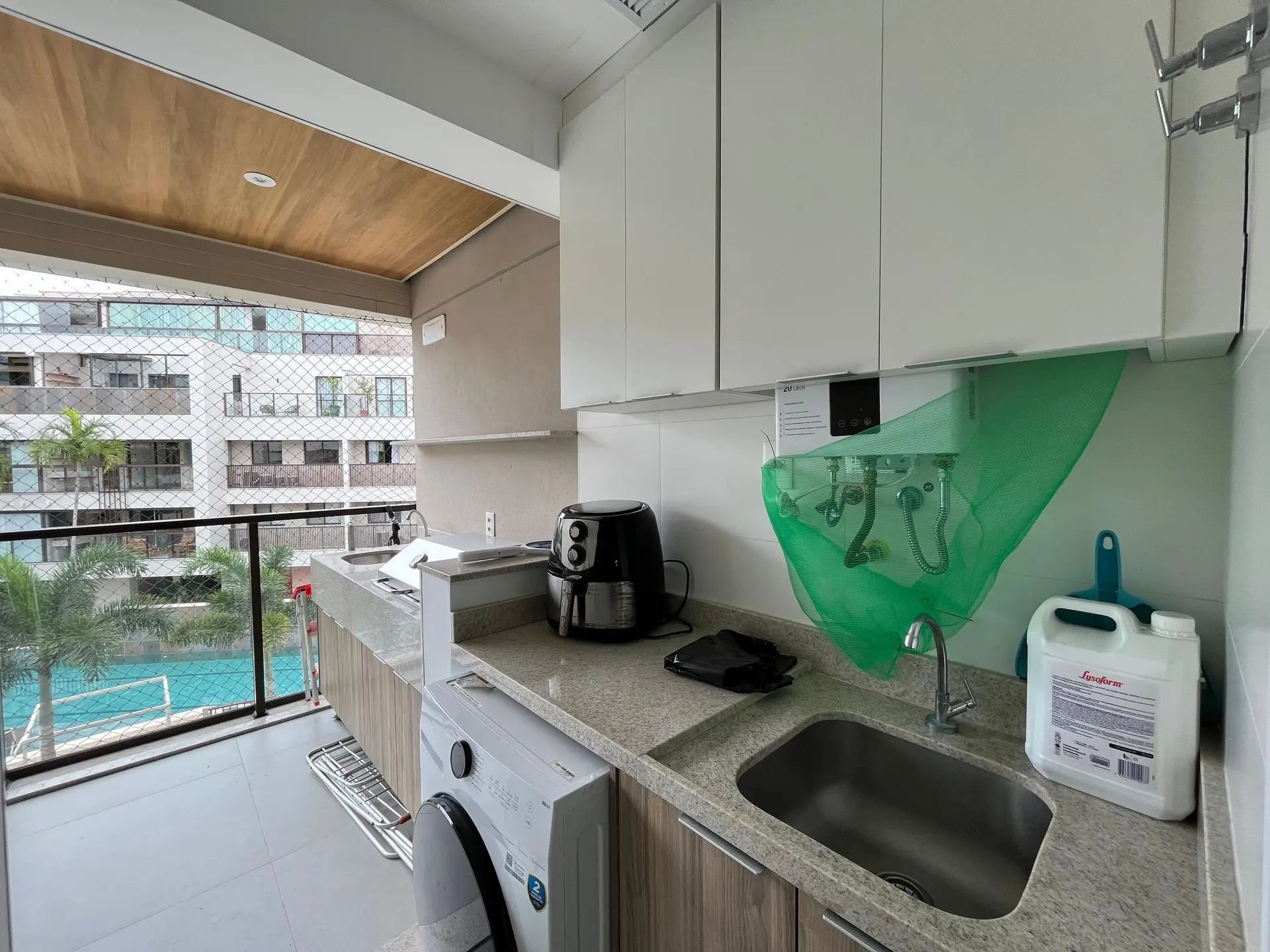 Furnished apartment, 89 m², with a glass-enclosed balcony — photo 10
