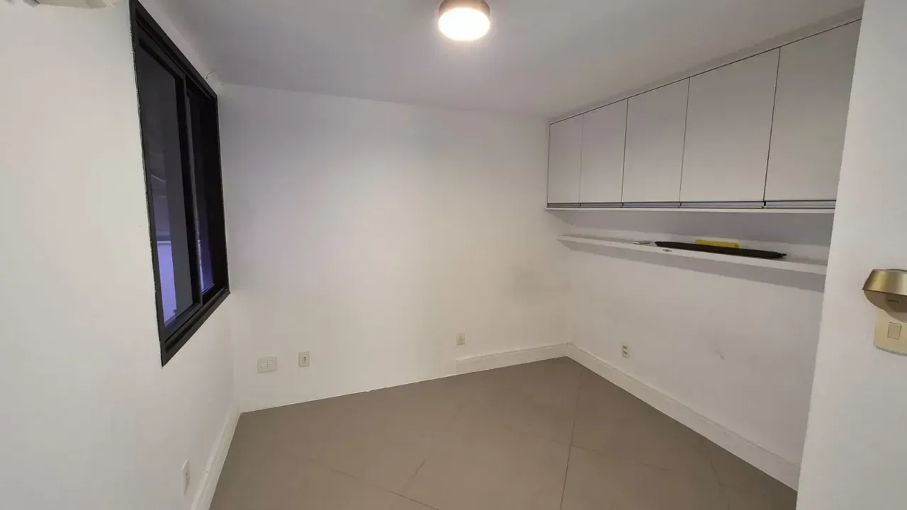 Apartment with an open-plan kitchen and 4 bedrooms — photo 14
