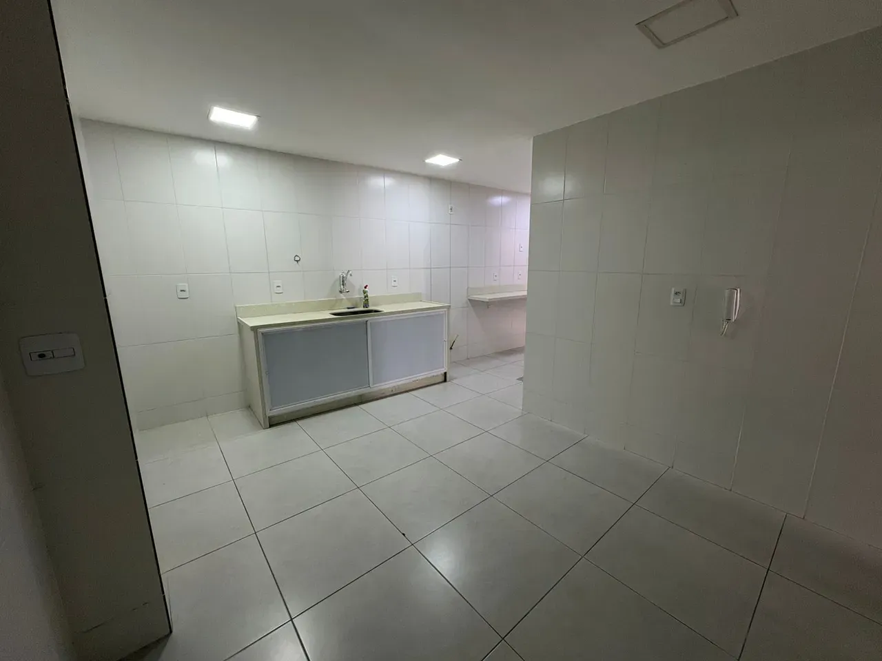 Unfurnished apartment with a closed-off kitchen — photo 2