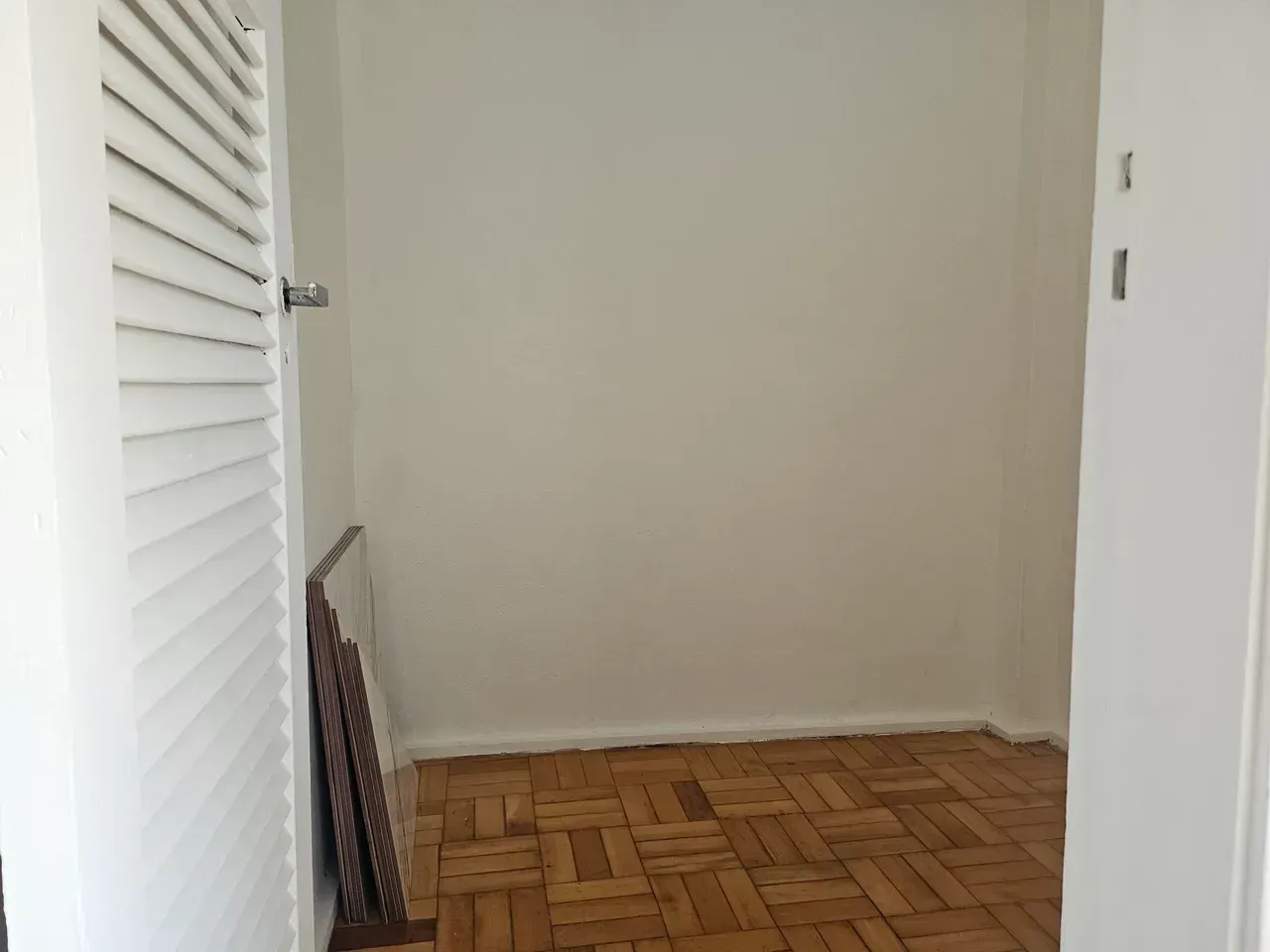 Unfurnished 2-bedroom apartment with a city view — photo 10
