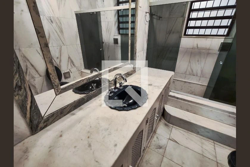 House with 5 en-suite bedrooms, 285 m² and parking — photo 27