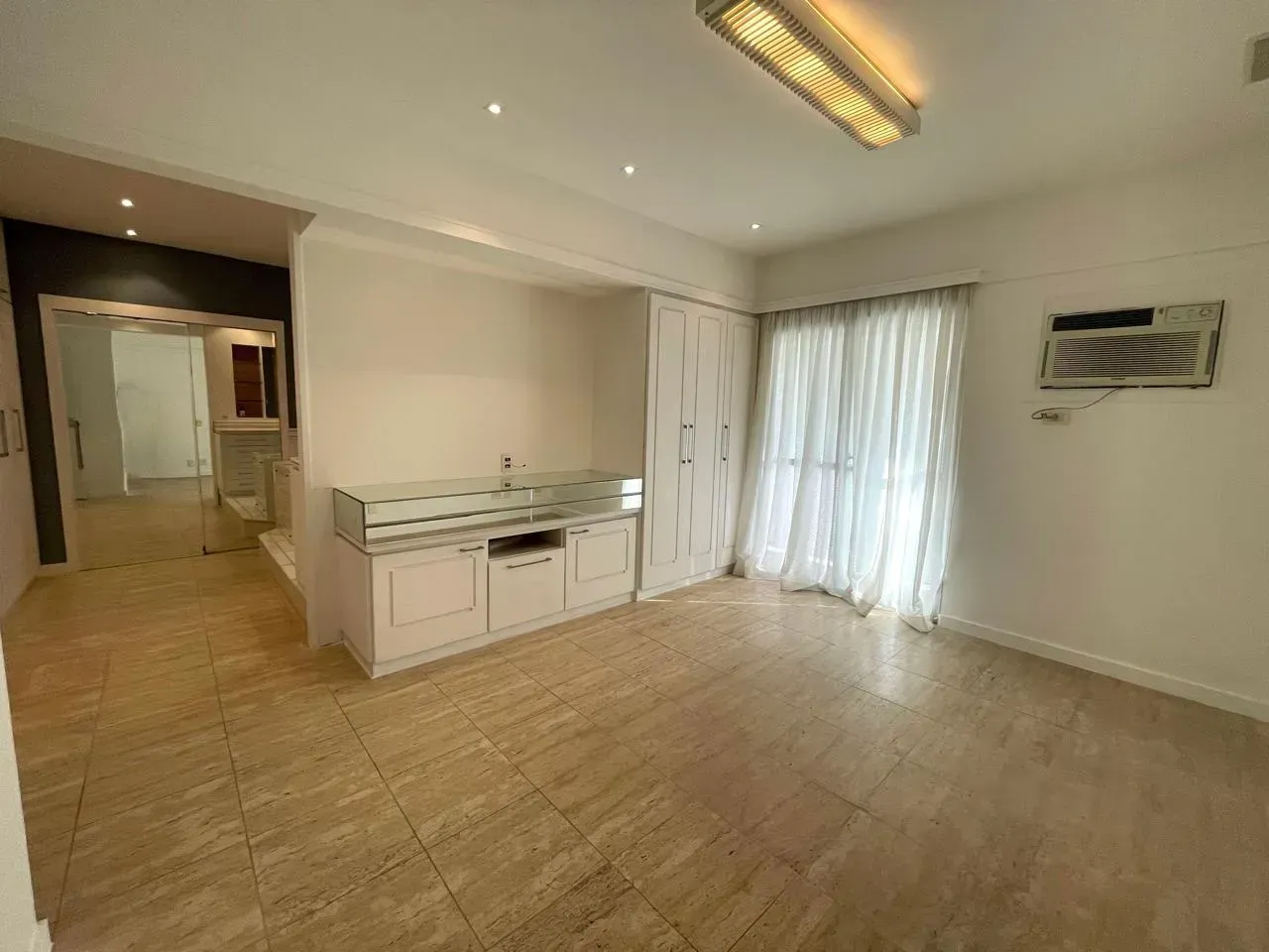 195 m² apartment with 3 bedrooms and glassed balcony — photo 14