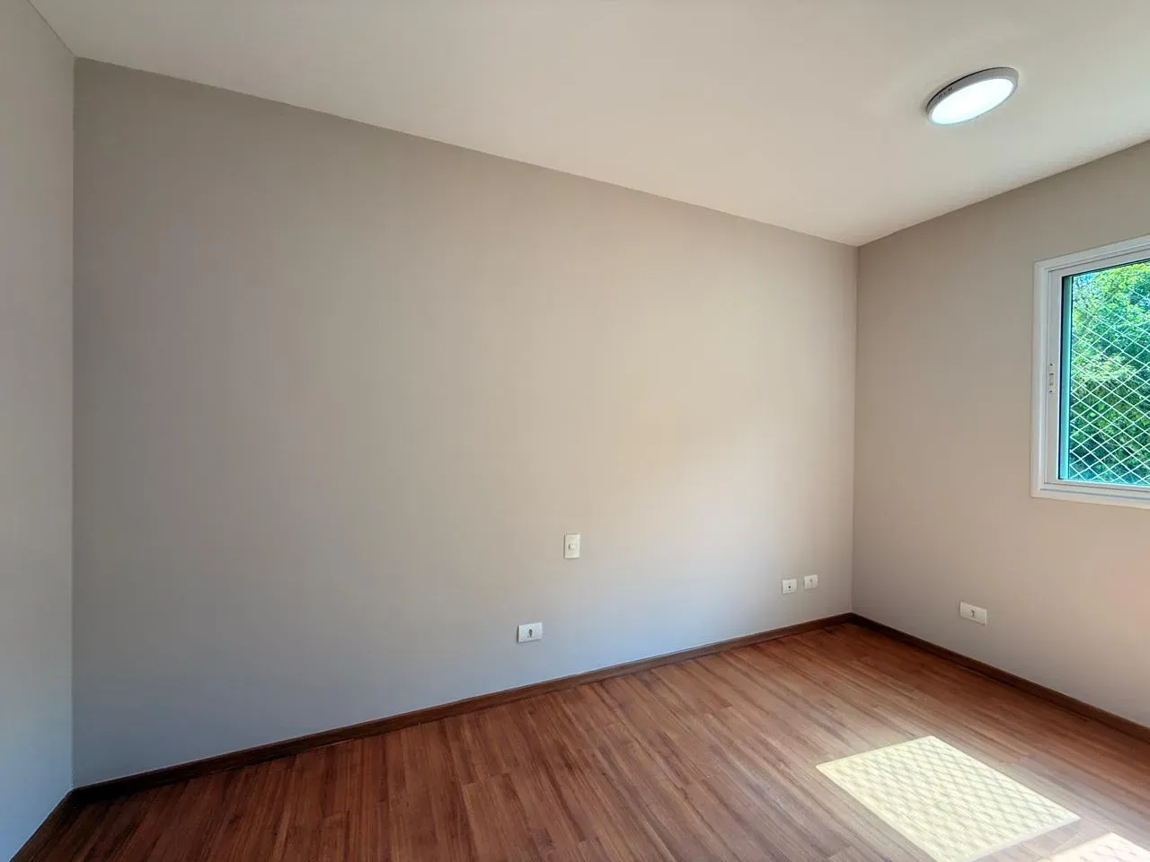 Apartment on the 4th floor with wood or laminate floors — photo 9