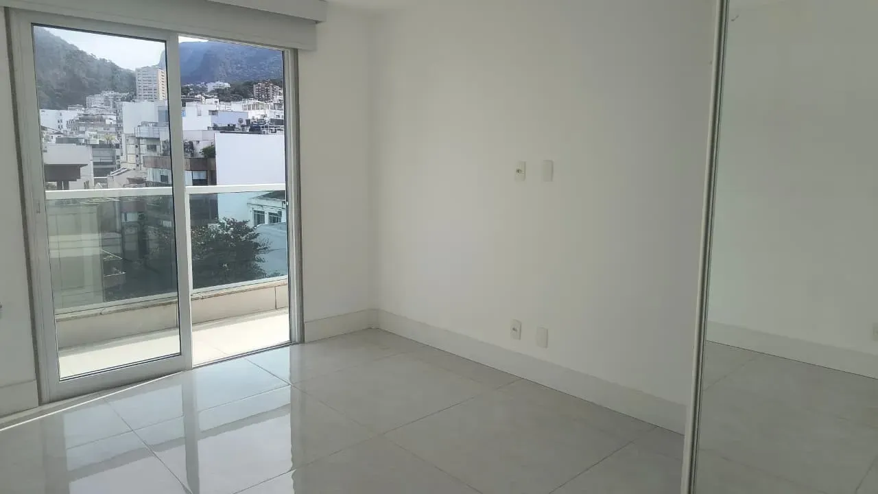 Rooftop apartment with 3 bedrooms and 1 bathroom — photo 32