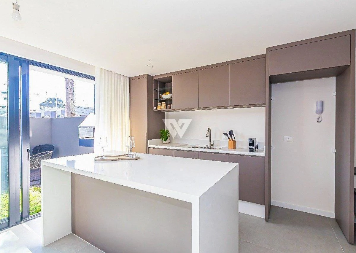 Sobrado com 3 suítes, cozinha integrada e 2 vagas