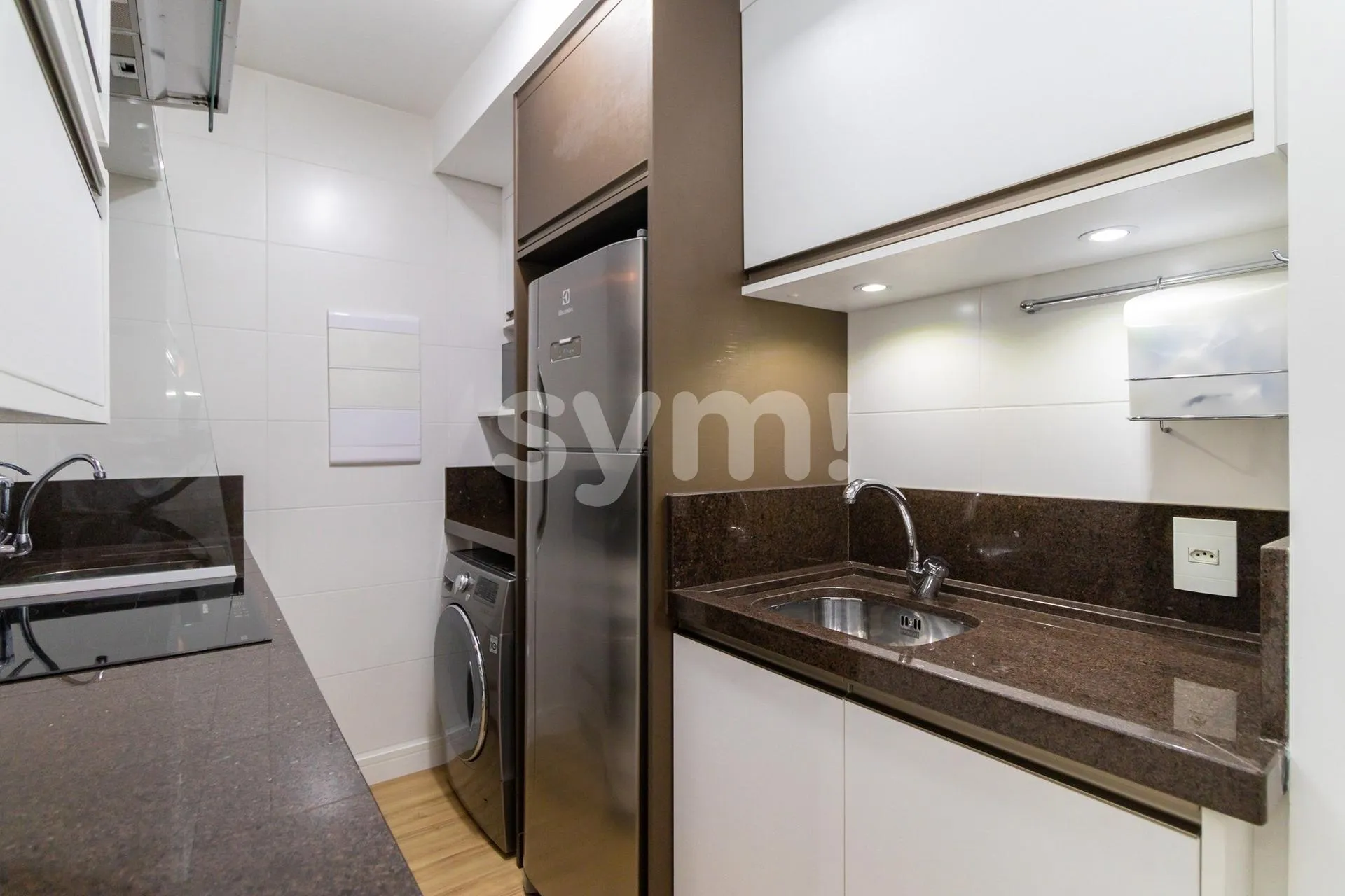 Furnished 1-bedroom apartment with a glass-enclosed balcony — photo 134