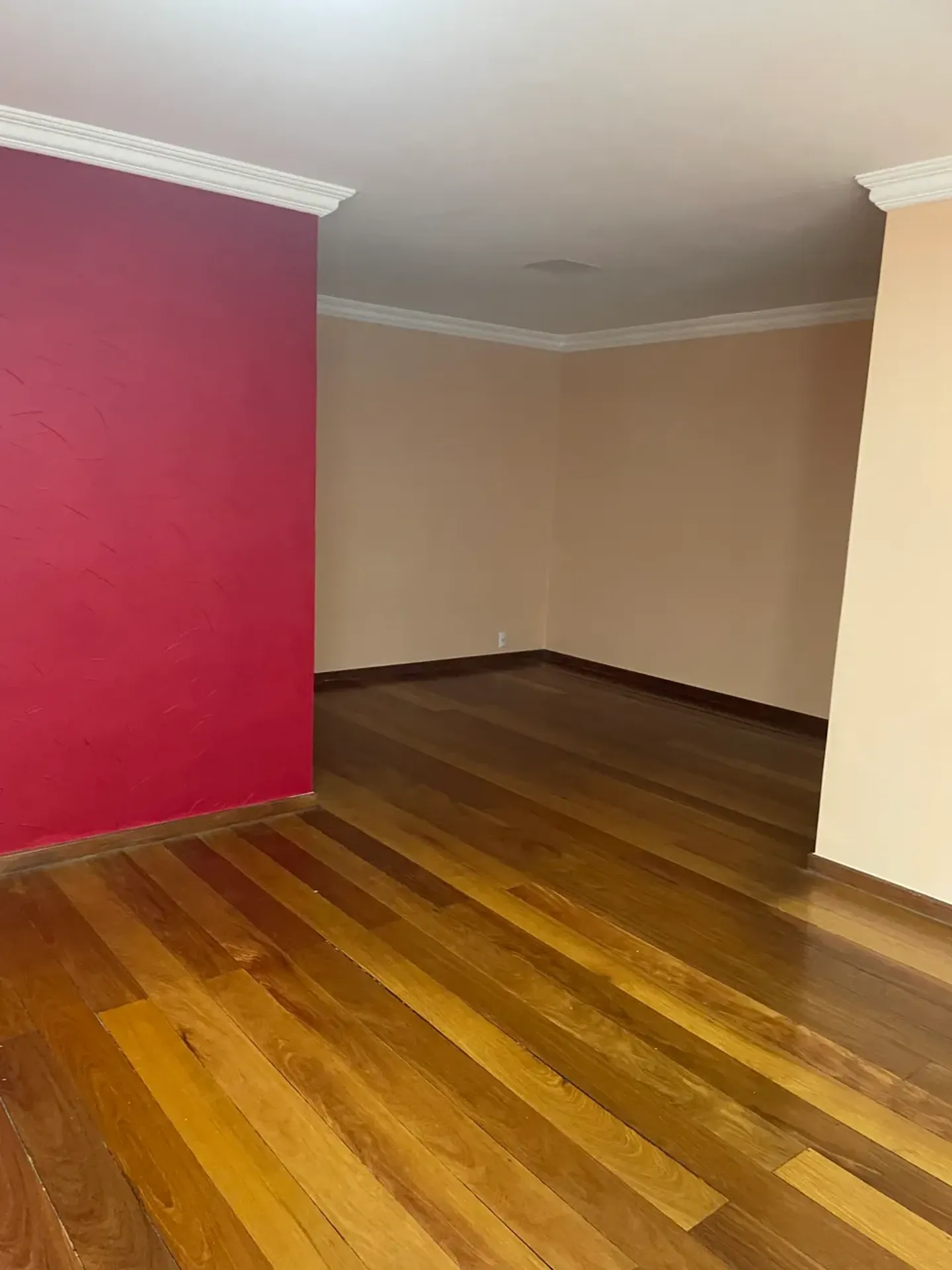3-bedroom apartment in a building with a pool — photo 6