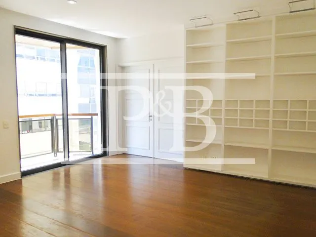 4-bedroom apartment with balcony and floor-to-ceiling windows — photo 13