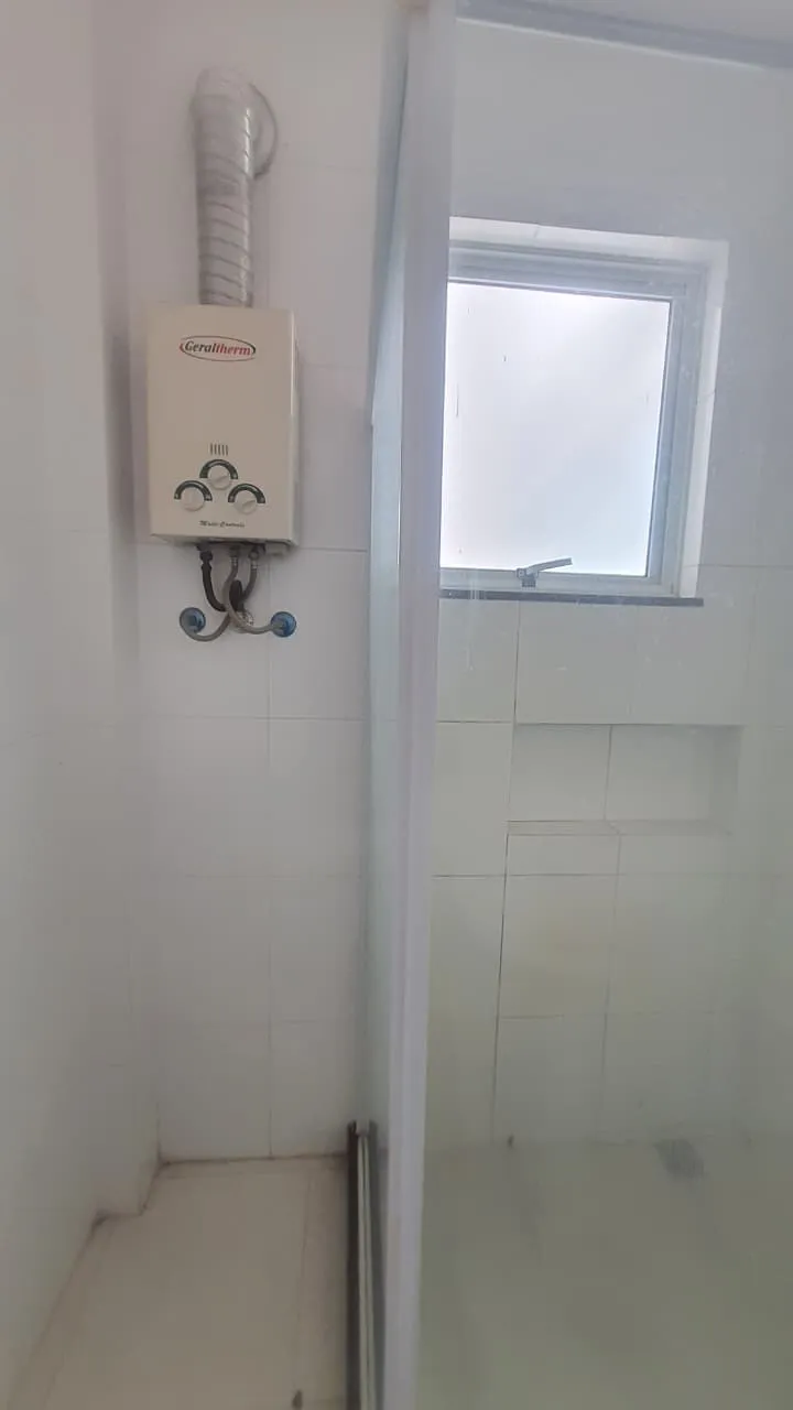 Apartamento com 2 quartos e banheiro com box de vidro — photo 14