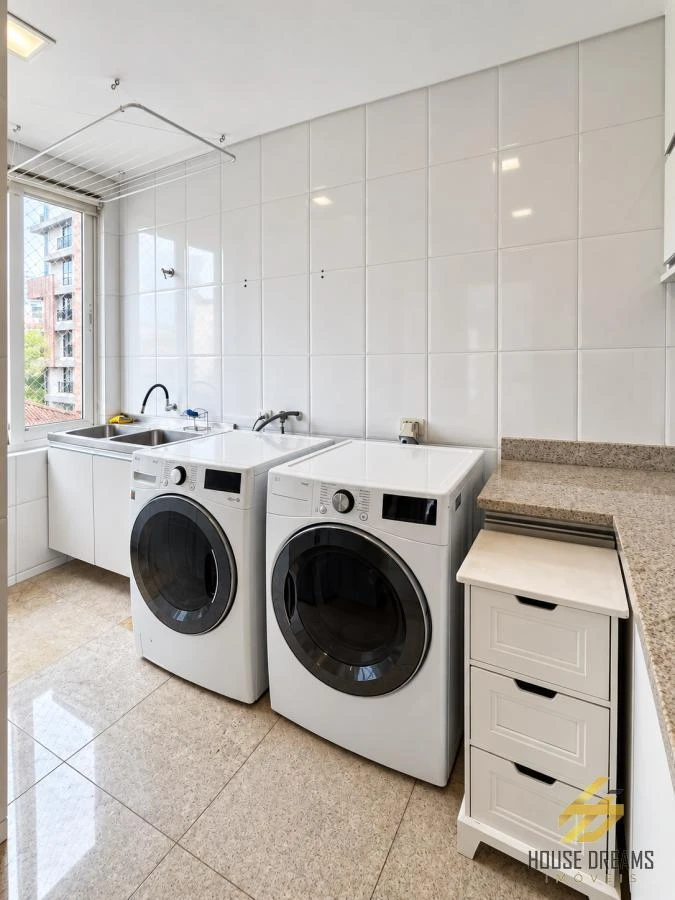 344 m² apartment with a walk-in closet and a bathtub — photo 14