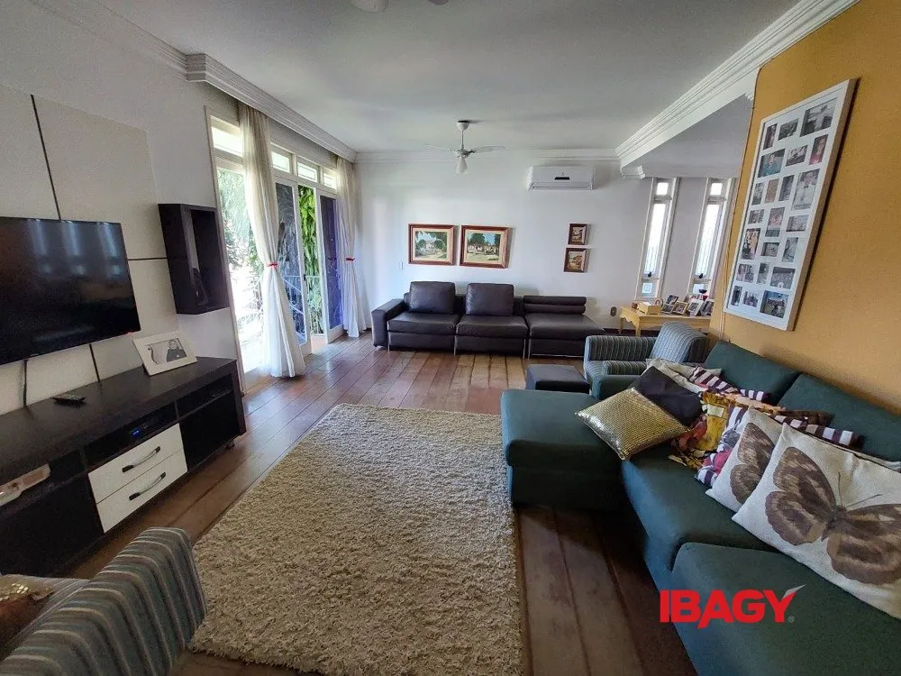 Furnished house with 4 bedrooms and 950 m² total