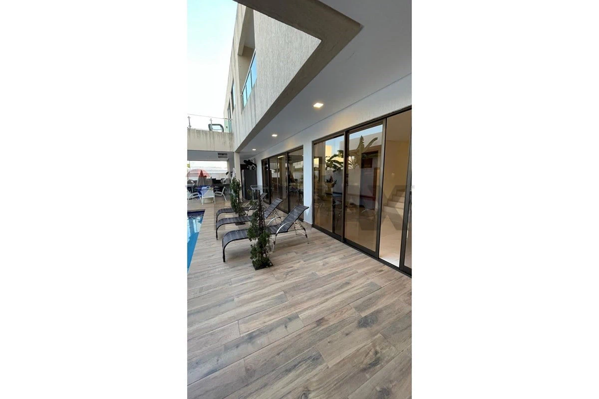 House with 4 suites and pool, open-plan kitchen