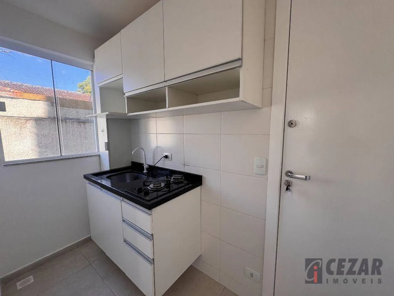 Studio with compact gas cooktop and private garden — photo 2