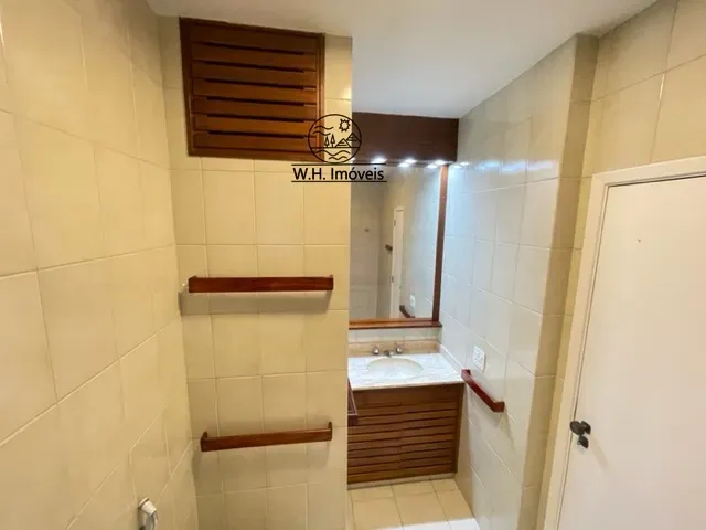 3-bedroom apartment with wood or laminate floors — photo 2