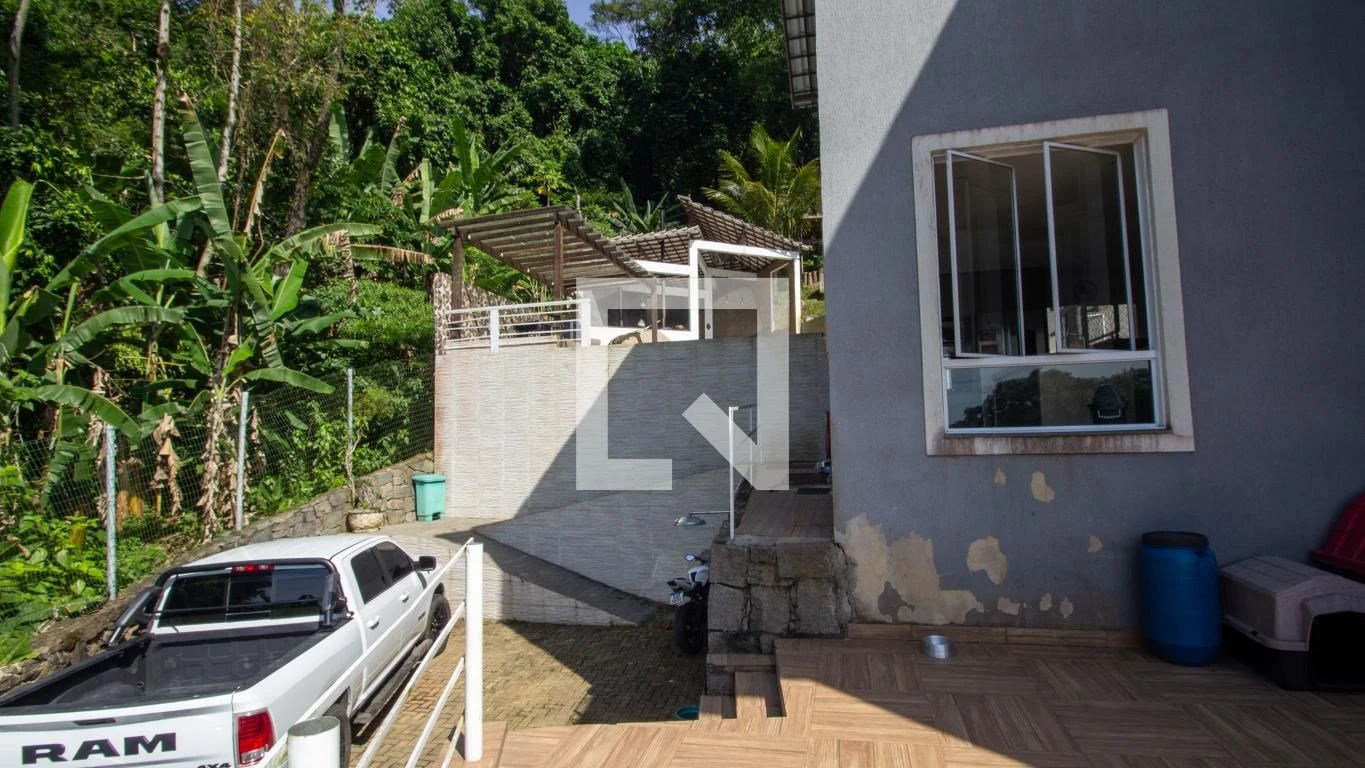 Furnished house with 5 bedrooms and 6 parking spaces — photo 30