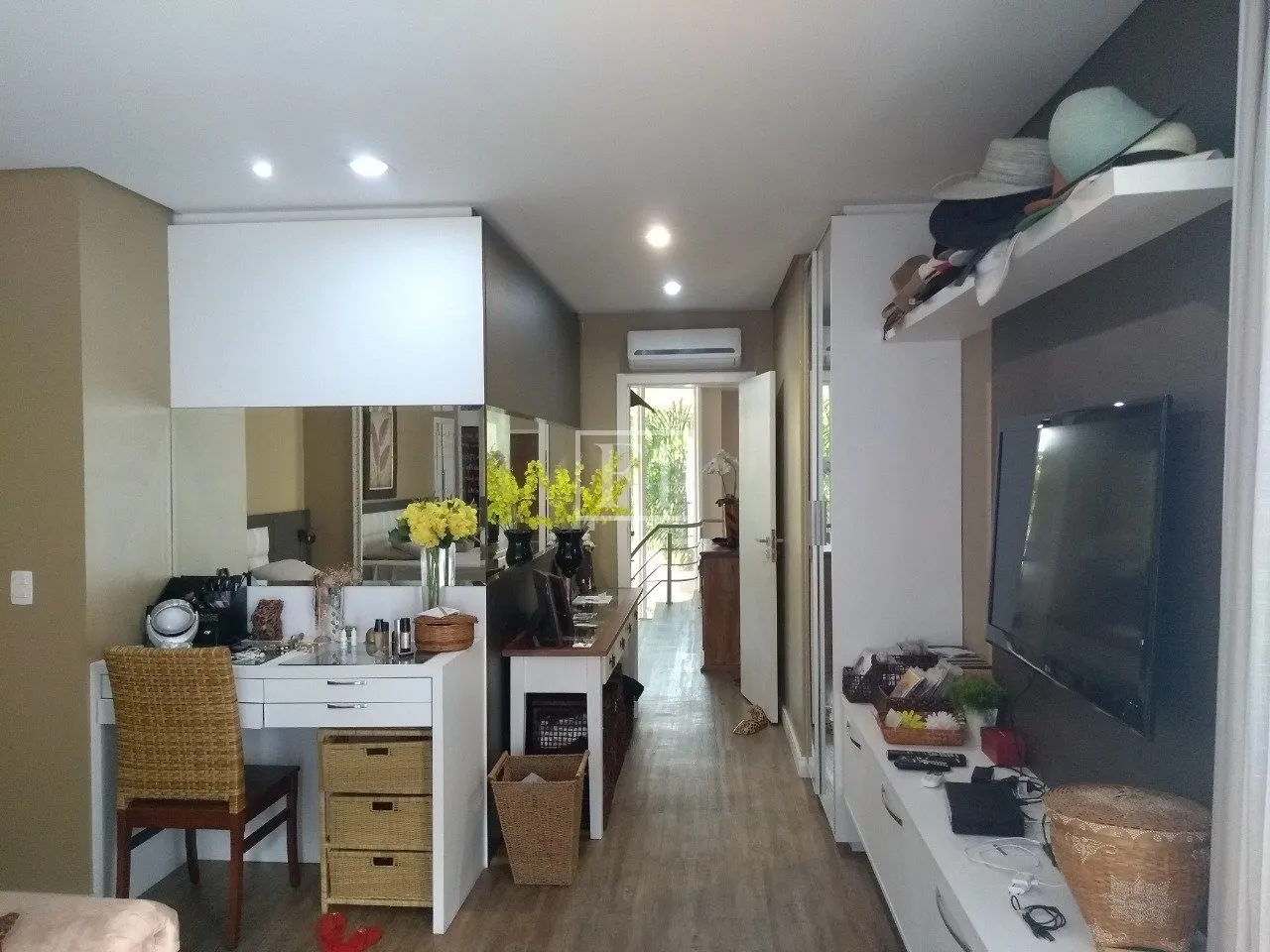 Furnished house, 450 m², with floor-to-ceiling windows — photo 39