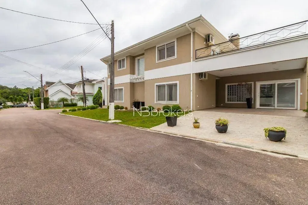 Casa mobiliada com 4 dormitórios e jardim privativo