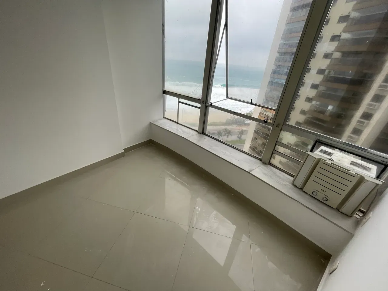 Unfurnished apartment with floor to ceiling windows — photo 31