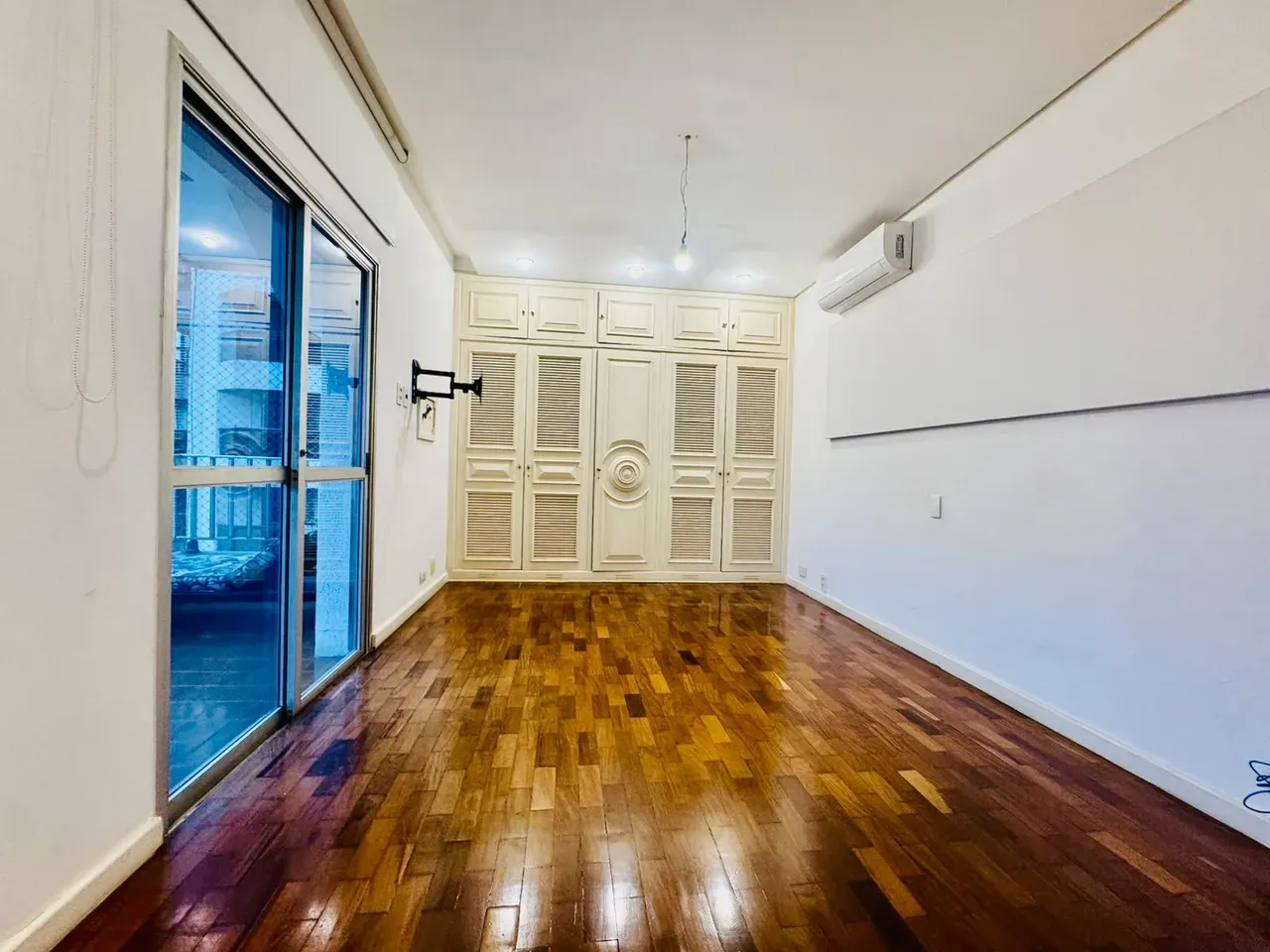 4-bedroom apartment with wood or laminate floors — photo 31