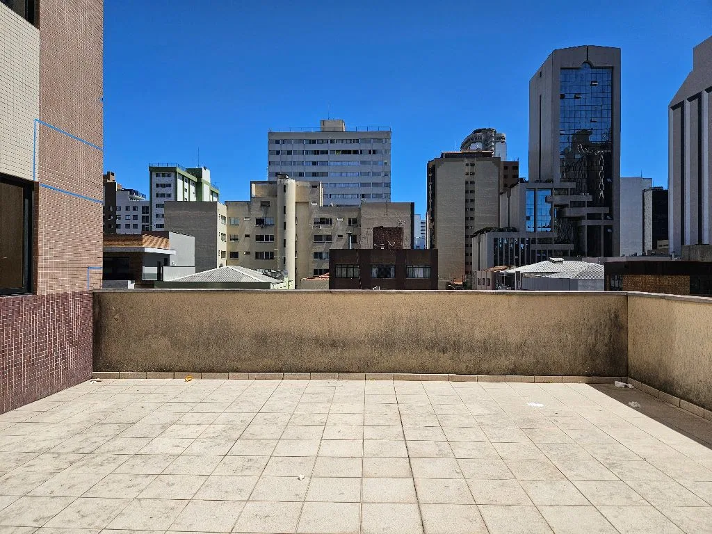 Balcony with a grill in a one-bedroom apartment, 62 m² — photo 6