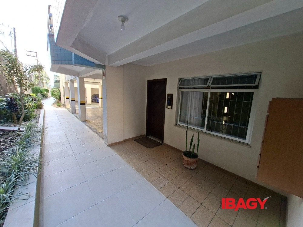 2-bedroom apartment with a dedicated laundry area — photo 6