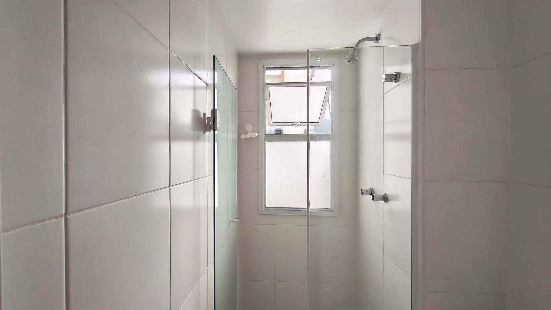 Glass-enclosed balcony in a 3-bedroom apartment, 87 m² — photo 34