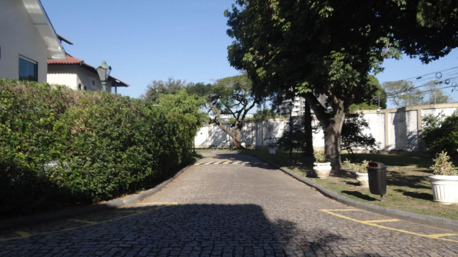Casa de 384 m² com janelas do piso ao teto e varanda gourmet — photo 11