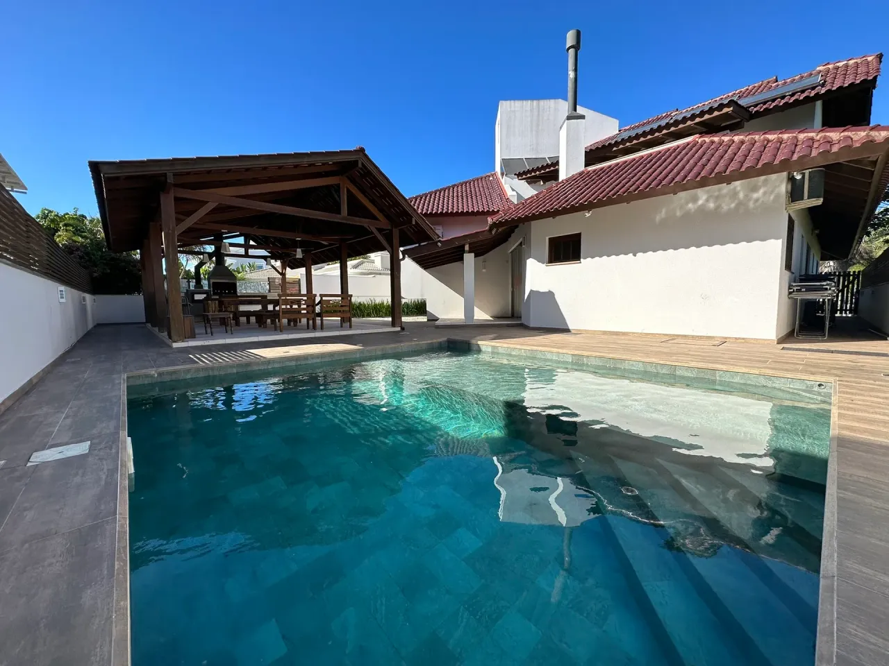 House with 5 bedrooms and a grill on the balcony