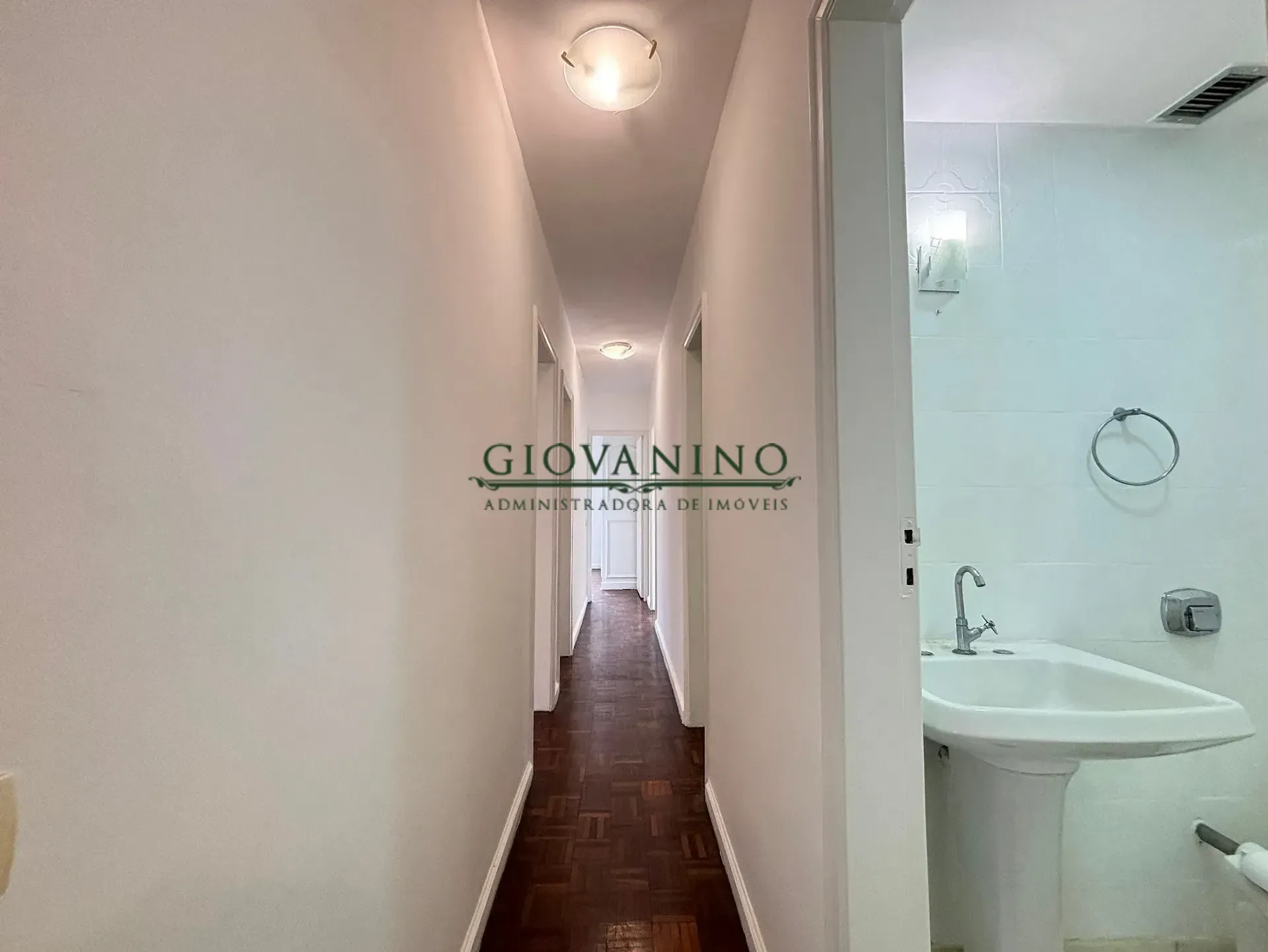 Apartamento de 4 quartos com piso de madeira ou laminado — photo 24
