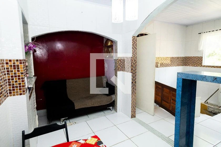 Casa mobiliada de 40 m² com 2 quartos e 2 banheiros