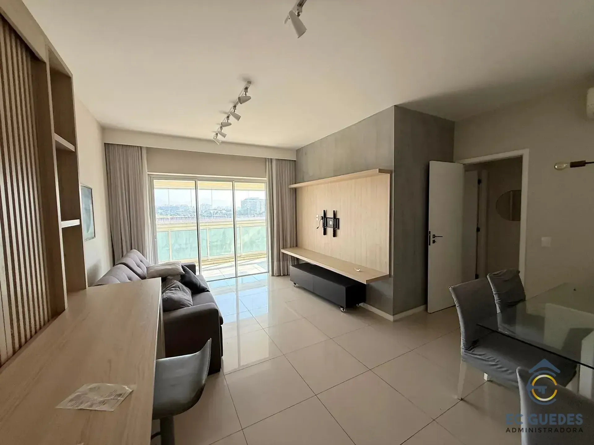 Furnished 3-bedroom apartment with glassed balcony — photo 30