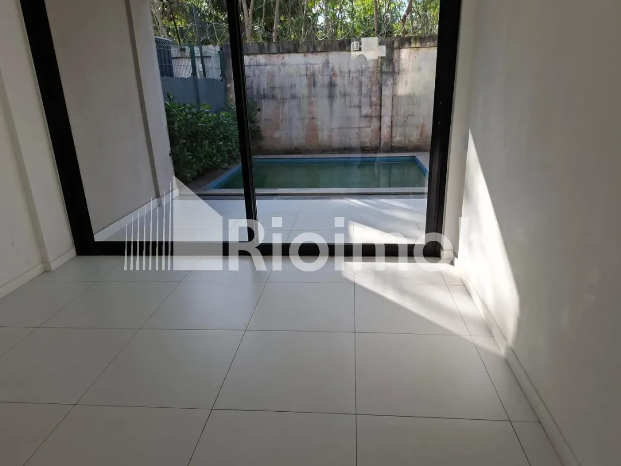 House with 4 bedrooms and 3 bathrooms, balcony grill
