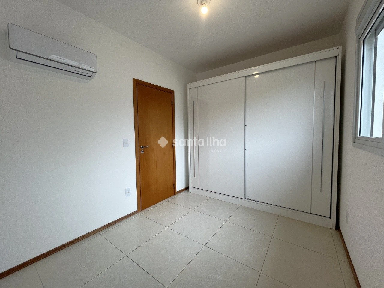 Balcony with a grill in a 2-bedroom apartment, 128 m² — photo 4