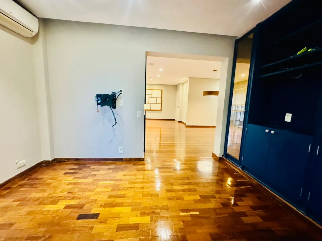 4-bedroom apartment with wood or laminate floors — photo 48