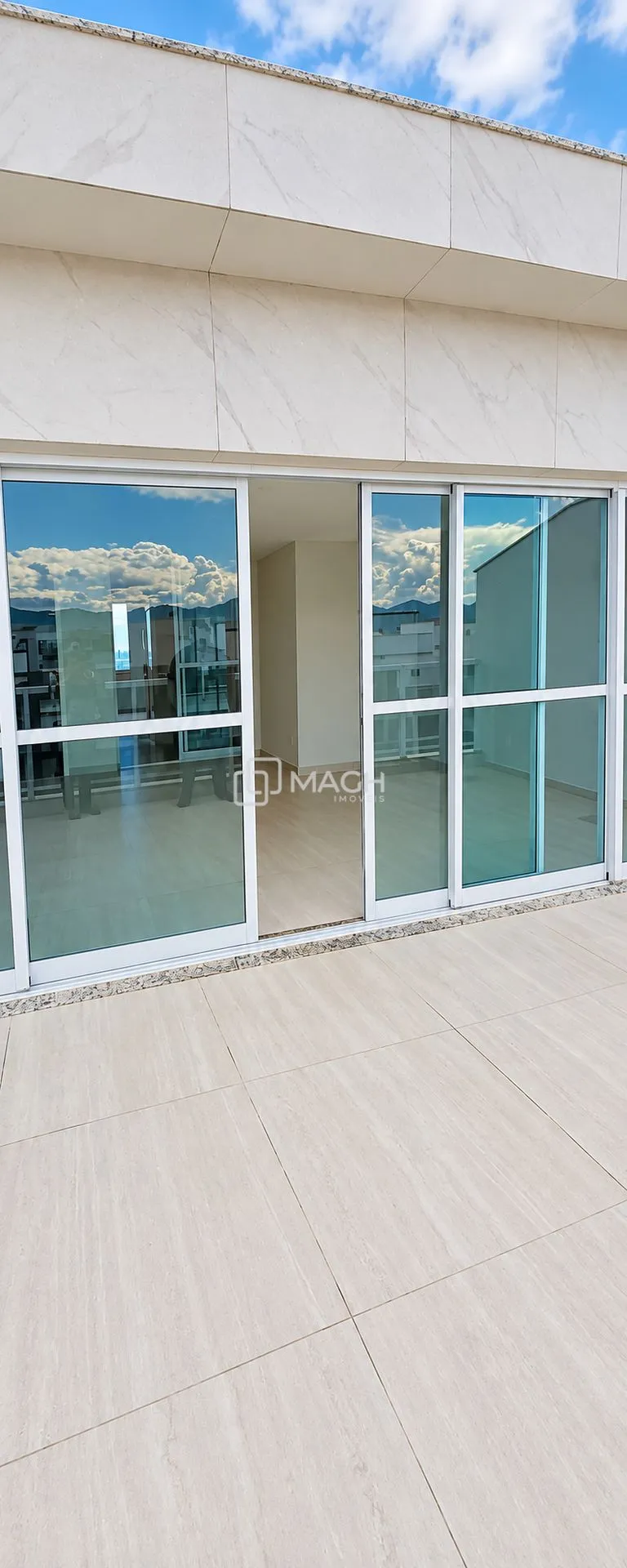 4-bedroom apartment in a building with a coworking space — photo 12