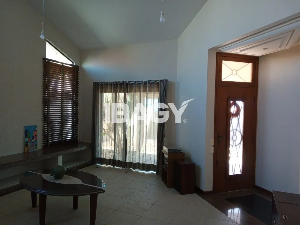 3-bedroom house with 1 suite and a separate kitchen