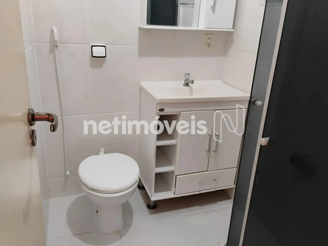 1-bedroom apartment with a laundry area — photo 10