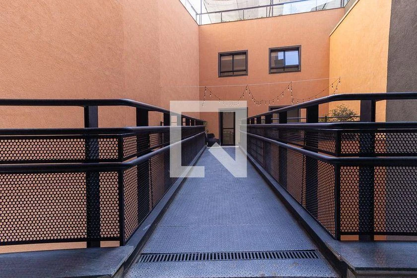 Balcony with a grill in a one-bedroom apartment, 32 m² — photo 32