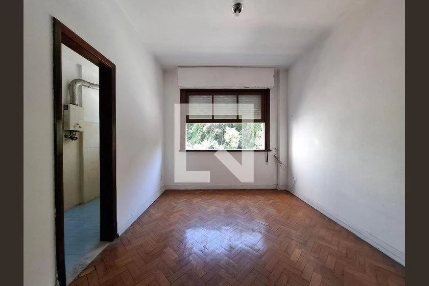 Wood or laminate floors in a one-bedroom apartment, 30 m² — photo 11