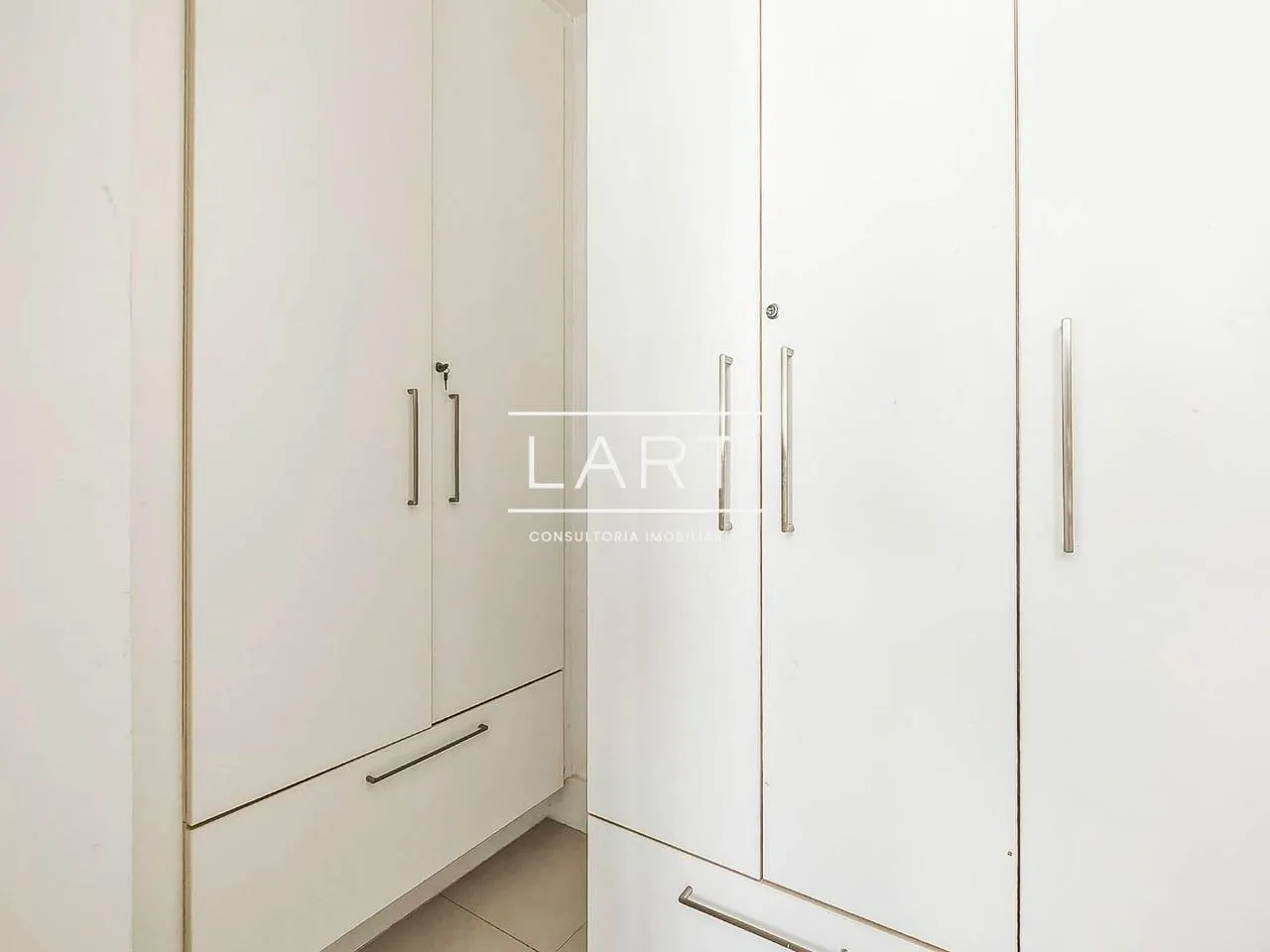 Furnished 3-bedroom apartment with 4 bathrooms and 240 m² — photo 28
