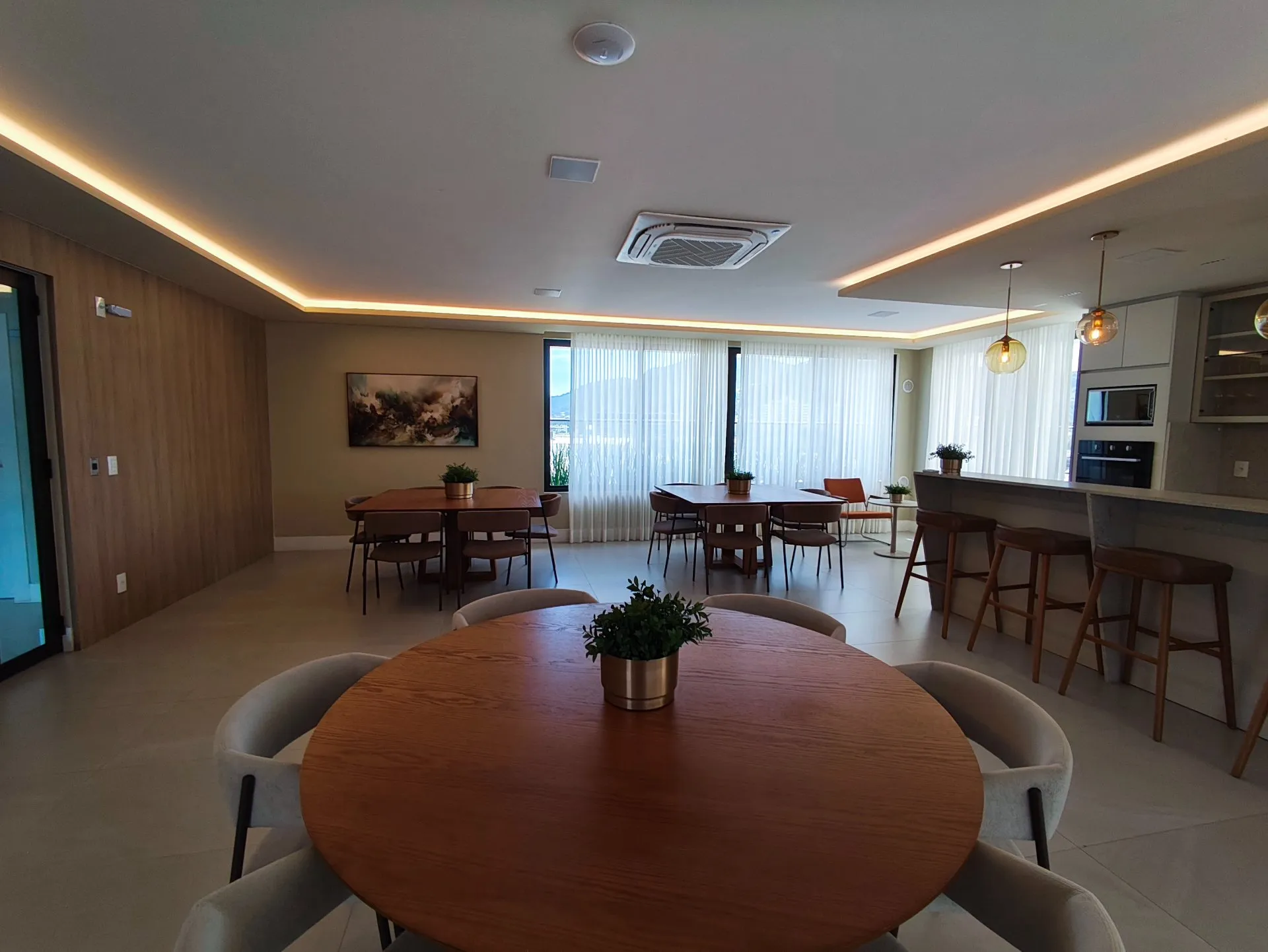 One-bedroom apartment in a building with a heated pool — photo 31